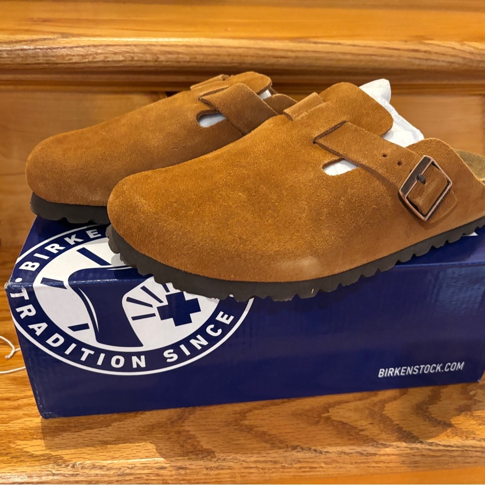 Original Birkenstock clogs. Brand new! Never worn! Color: Maroon